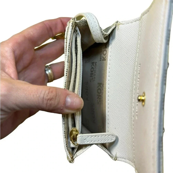 EUC MICHAEL KORS COMPACT WALLET - Picture 5 of 16